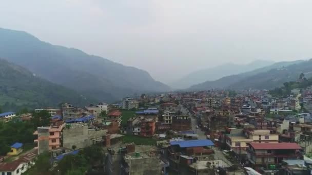 Vista panorámica aérea de la pequeña ciudad sobre el valle del río brumoso — Vídeos de Stock