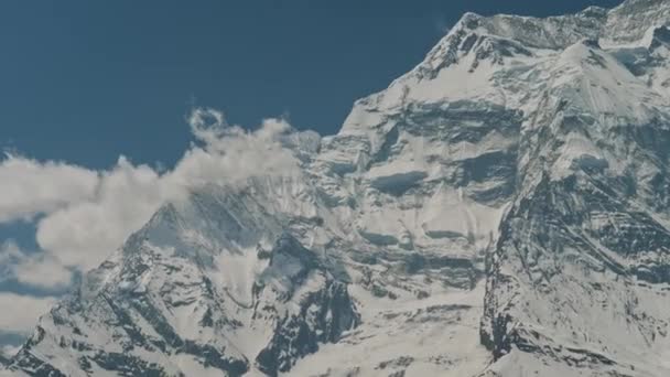 Prachtig uitzicht, ruw gezicht van besneeuwde kolossale berg Annapurna Ii met wolken — Stockvideo