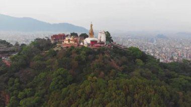 Gökyüzü panoramik uçuşu görkemli Swayambhunath Budist tesisine yeşil tepedeki