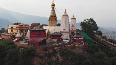 Hava manzarası. Katmandu 'daki Swayambhunath tapınağında Iconic Buddha stupa