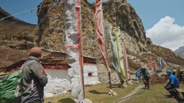 Manang, Nepal - 2019: Milarepa mağarasında turist grubu, dağlık arazi yürüyüşü