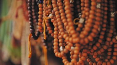 Birçok renkli tespih sokak gösterisinde, meditasyon malasında, Nepal 'de asılı.