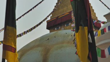 Buda 'nın anlayışlı gözleri Boudhanath' ın altın tepesinden bakıyor, Katmandu.