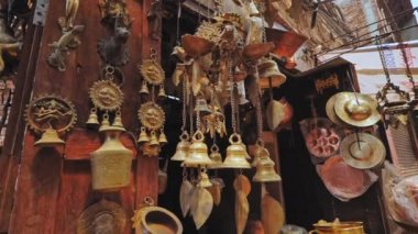 Hediyelik eşya dükkanı, geleneksel metal sanat eserleri, çanlar, heykeller, Bhaktapur, Nepal
