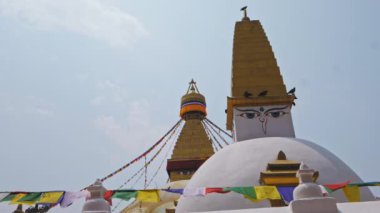 Bouddhas 'ın gözleri Boudhanath stupalarından bakıyor, Katmandu.