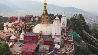 Hava manzarası. Yeşil tepedeki Swayambhunath tapınağı. Sis içindeki Katmandu