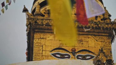 Süslü altın rengi Swayambhunath stupa, boyalı Buda gözleri
