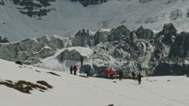 Nepal 'deki Annapurna Dağı' nın karlı yamacında donmuş buzulların yakınında turistler
