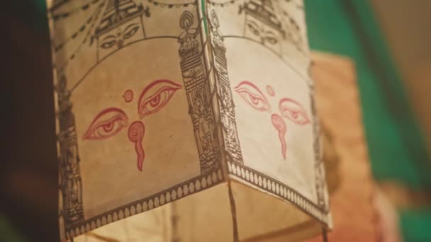 尼泊尔Bhaktapur大街上的手工纸制灯笼，上有笔墨的Bouddha眼睛摇曳着 — 图库视频影像