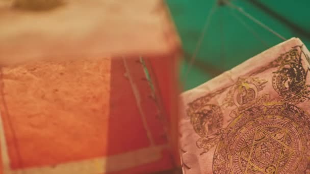 Lanterne artisanale en papier avec dessins à l'encre balancent lentement dans la rue, Bhaktapur, Népal 