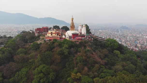 Panorama aéreo. Swayambhunath antiguo templo en una colina en Katmandú — Vídeo de stock