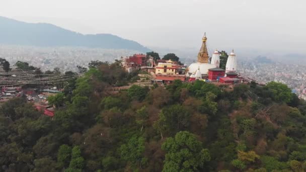 Luchtfoto panorama. Swayambhunath boeddhistische tempel op groene heuvel in mistige Kathmandu — Stockvideo