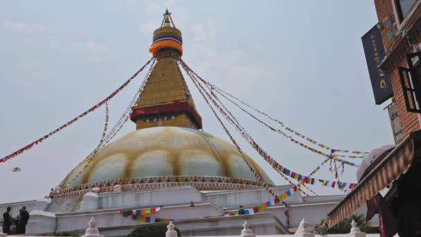 尼泊尔加德满都- - Circa，2019年：最大的佛教佛塔，Golden Boudhanath — 图库视频影像