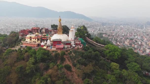 Luchtfoto panorama. Swayambhunath Boeddhistisch complex bovenop groene heuvel in Kathmandu — Stockvideo