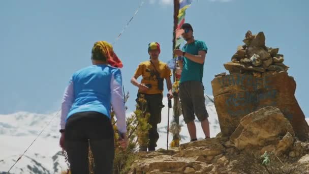 Ghyaru, Nepal - Circa, 2019: Frau kommt zu Männern auf sonnigem Bergaussichtspunkt — Stockvideo