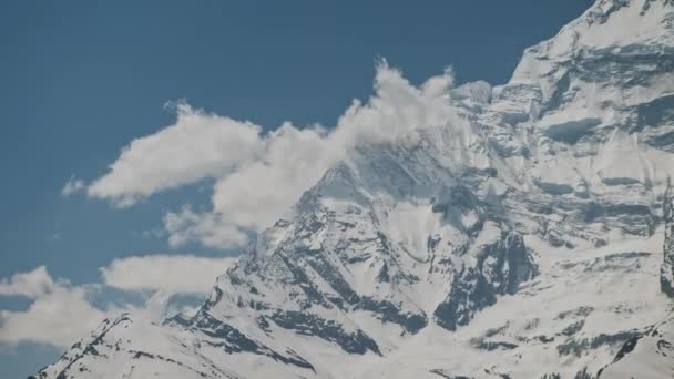 Close view on τραχύ παγωμένο χιόνι πρόσωπο του Annapurna Ii κορυφογραμμή με σύννεφα, Νεπάλ — Αρχείο Βίντεο
