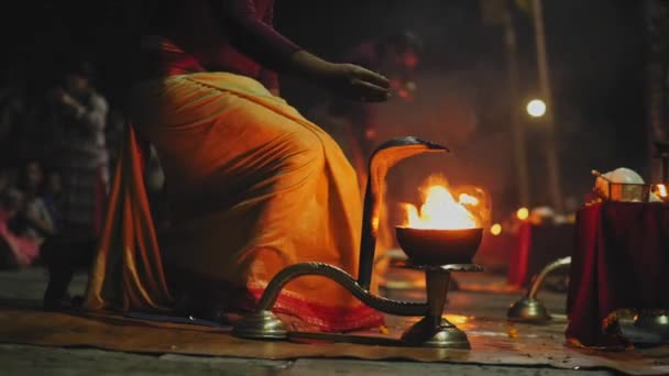 Sacerdote hindú realizar sagrado rito de oración con llama en Pashupatinath Aarti Puja — Vídeo de stock
