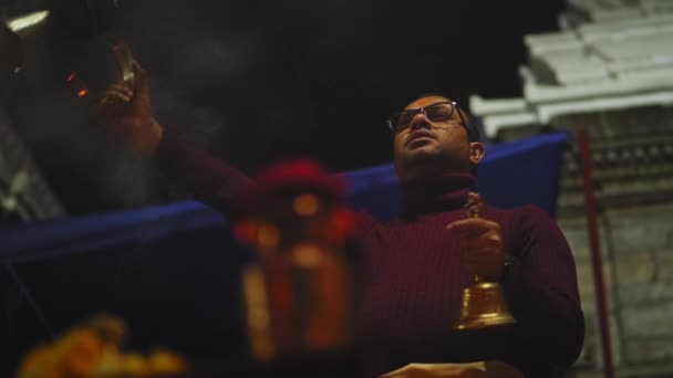 Katmandu, Nepal - 2019 dolaylarında Hindu rahip Pashupatinath Aarti Puja 'da dua etti — Stok video