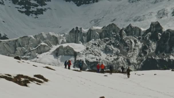 Туристи біля великого замерзлого льодовика на сніговій лапі гори Аннапурна Ія, Непал. — стокове відео