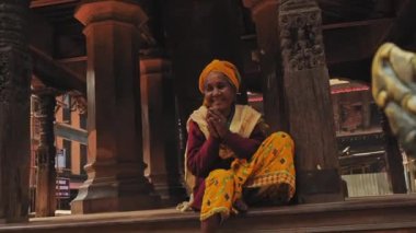 Katmandu, Nepal - 2019 dolaylarında merdivenlerde oturan sevimli gülümseyen nepalli kadın