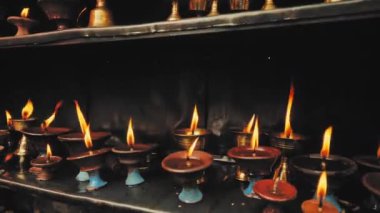Swayambhunath Tapınağı 'nda gaz lambaları yanar, kutsal ayin alevleri