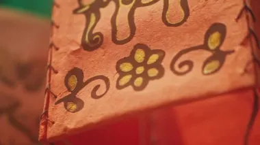 El işi kağıt fenerleri ve mürekkep çizimleri caddede yavaş sallanıyor, Bhaktapur, Nepal