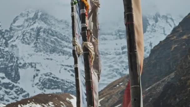 Coup de vent, battant des drapeaux contre le mur de neige froide sévère de la montagne Annapurna III — Video