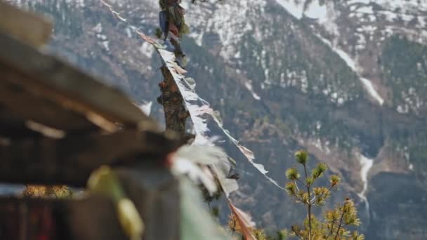 Bandiere di preghiera ragged buddista appendono in montagne, svolazzano, ondeggiano nel vento, Nepal — Video Stock