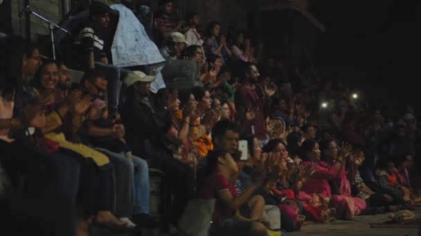 Kathmandu, nepal - circa 2019: Menschen singen, klatschen bei pashupatinath aarti bagmati — Stockvideo