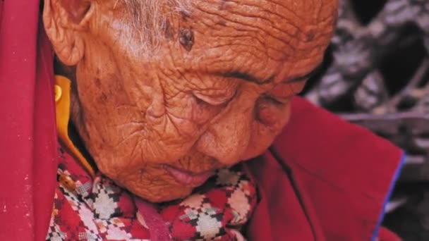 Катманду, Непал - Сікка, 2019: Дуже стара черниця, зморшкувата шкіра, жінка похилого віку — стокове відео