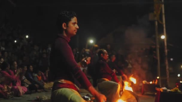 Kathmandu, Nepál - Circa, 2019: Hinduističtí kněží houpají plamenem na pašupatinathu Aartim — Stock video
