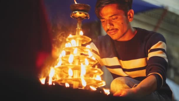 KATHMANDU, NEPAL - CIRCA, 2019: Индуистский преданный в Pashupatinath Aarti Puja — стоковое видео