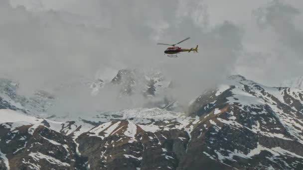 Hubschrauber fliegen über Schneeberge des Annapurna-Massivs mit riesigen Wolken, Nepal — Stockvideo