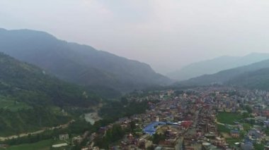 Yeşil Nehir Vadisi 'nin üstündeki sisli hava manzarasının yanında kasaba da var.