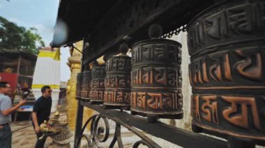 Katmandu, Nepal - 2019 civarı: Budist ojeli ritüel tekerlekler dönüyor