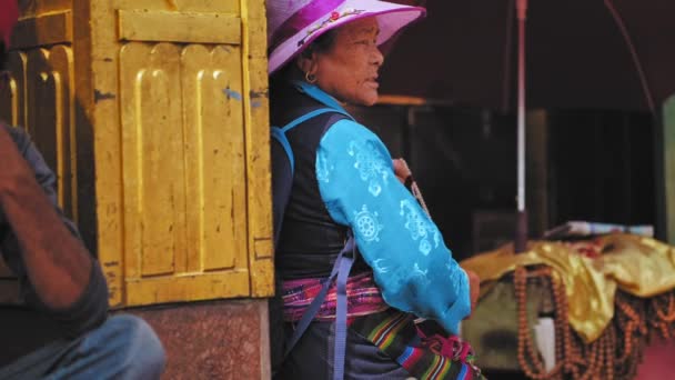 КАТХМАНДУ, НЕПАЛ - CIRCA, 2019: Взрослая женщина Непала продает бусы в уличном магазине — стоковое видео