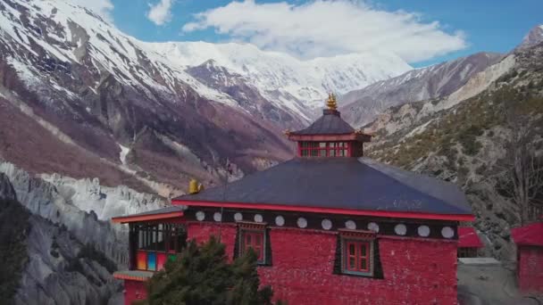 Pagode vermelho no lindo vale do rio de montanha com pico de Tilicho nevado, Nepal — Vídeo de Stock