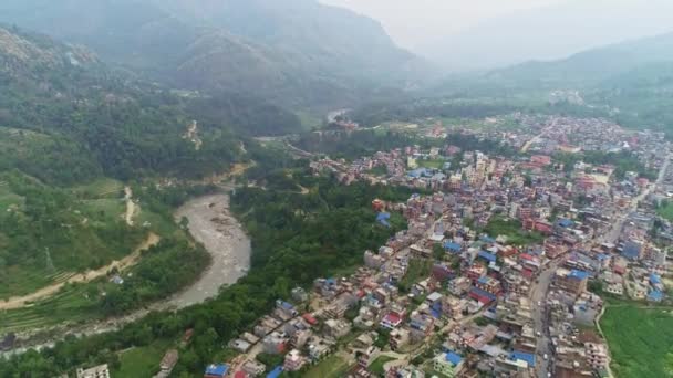 Panorama de la ciudad provincial brumosa junto al valle del río de montaña — Vídeos de Stock