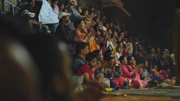 カトマンズ,ネパール- Circa, 2019:人々はパシュパティナートで儀式に参加する — ストック動画