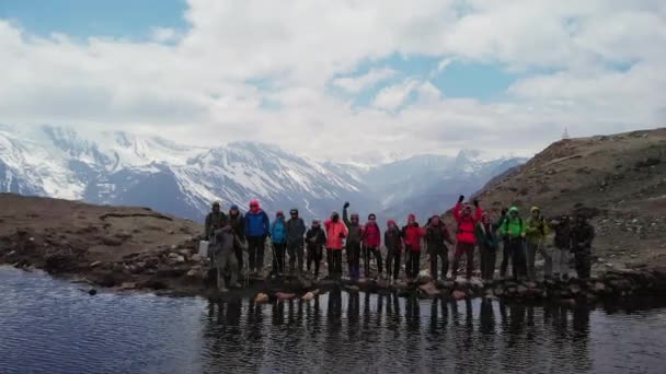 Manang, Nepál - Circa, 2019: Turisté u horského ledového jezera mávají rukama — Stock video