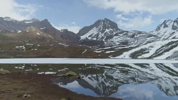 Glider över höglandet Issjö, spegelbild av snötoppar på vatten, Nepal — Stockvideo