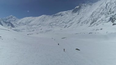 Turistlerin yürüyüşü, baş döndürücü kar beyazı dağlık arazi, Grande Bariyeri, Tilicho Tepesi