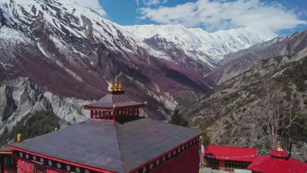 Increíble panorama, pagoda roja en las tierras altas, nieve Pico Tilicho en el horizonte, Nepal — Vídeo de stock