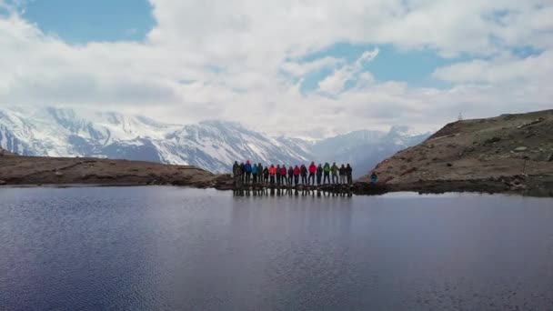 Manang, Nepál - Circa, 2019: Turisták a hegyvidéki Ice Lake ellen hóhegy — Stock videók