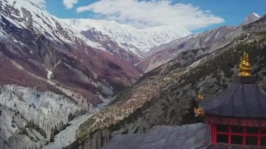 Bulutlar karlı dağ yamacında sürünüyor, Tilicho tepesi, kırmızı pagoda, Nepal