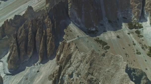 Highlands scree slope, trekking path among rocky crests and steep cliffs, Nepal — Stock Video