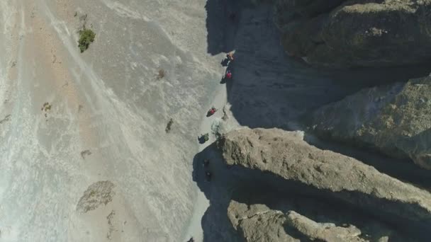 Visão aérea, expedição de trekking turístico, caminho estreito sobre a encosta de scree, Nepal — Vídeo de Stock