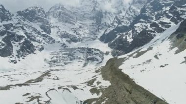 Nepal 'deki Annapurna Dağı' nda müthiş bir kar yayan buzul moru.