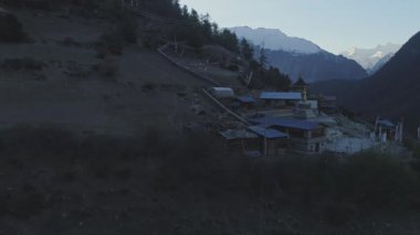 Sisli alacakaranlık manzarası, kayıp dağ köyü, karanlık karlı Paungda Danga tepesi