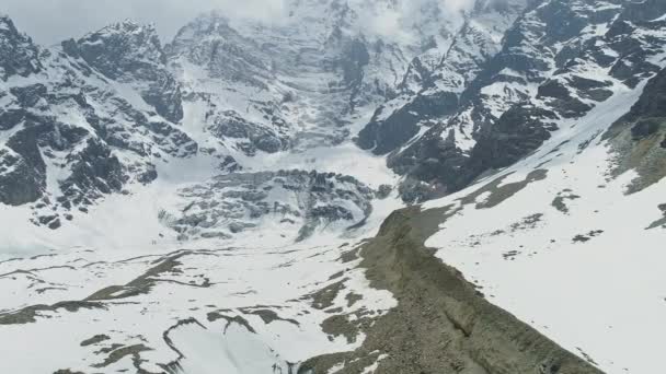 Glaciar moraine a pé de neve fantástica Annapurna III montanha, Nepal — Vídeo de Stock